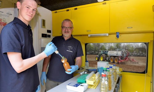 Milan Toups (links) (Mitarbeiter im Bundesfreiwilligendienst) und Harald Gülzow (Projektleiter) analysieren eine Brunnenwasserprobe im Labormobil vom VSR-Gewässerschutz e.V.. Foto: VSR