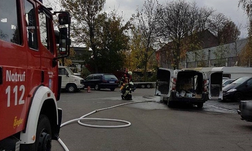 In der Frankfurter Straße brannte der Motorraum eines Fahrzeugs. Fotos: Feuerwehr Wolfenbüttel