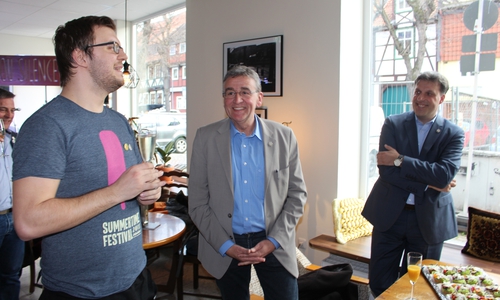 Bürgermeister Thomas Pink (Mitte) bei der Eröffnung mit Kai Baltzer von der ehrenamtlichen Projektgruppe (li.) und Stadtrat Thorsten Drahn. Fotos: Alexander Dontscheff