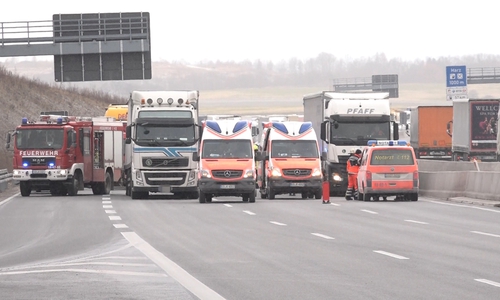 Eine 87-jährige Nissan-Fahrerin wechselte auf der A7 unvorhersehbar auf Überholspur, ein Passat kracht in den Wagen der Frau. Insgesamt gab es hier drei Verletzte. Fotos/Video: aktuell24 (KR)

