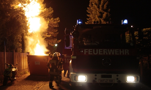Zwei Container brannten in Weyhausen. Symbolfoto: Werner Heise