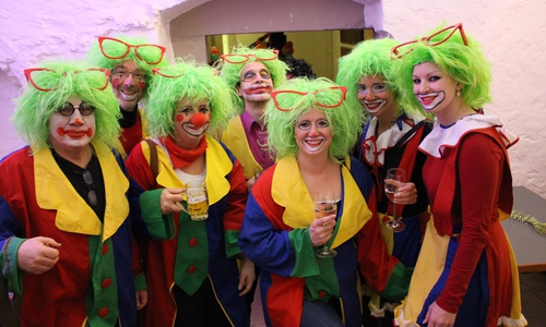 Michael Baumgarten, Martin Haasemann, Christine Stittrich, Alexander Heinz, Annika Schneider, Lara Kammholz und Sina Langemann von der Volksbank hatten sichtlich Spaß beim Karneval im Schloss. Fotos: Max Förster