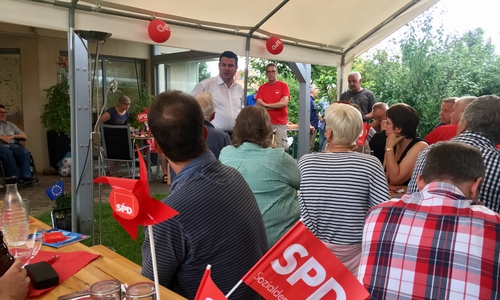 Bei Bratwurst und Bier entwickelte sich von Beginn an eine interessante Diskussion. Schwerpunkte des Abends waren Themen wie Steuer- und Rentenpolitik, sowie außenpolitische Themen wie Nordkorea und Trump. Foto: Büro Heil