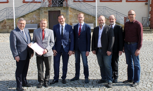Uwe Zinkler, Geschäftsführer der Kreishandwerkerschaft Süd-Ost-Niedersachsen, Kreishandwerksmeister Gerhard Kunze, Arne Heuschmann, Filialdirektor der Öffentlichen Versicherung Braunschweig für die Bezirksdirektion Wolfenbüttel-Salzgitter, Raik Fischer, Filialdirektor der Öffentlichen für Bad Harzburg-Holzminden, Kreishandwerksmeister Maik Bartels, Michael Wolff, Geschäftsführer der Kreishandwerkerschaft, und Volker Höfert, Stellvertretender Kreishandwerksmeister. Foto: Öffentliche Versicherung Braunschweig