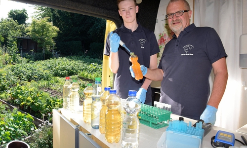 Milan Toups (links) und Projektleiter Harald Gülzow untersuchen eine Flasche mit Brunnenwasser. Foto: Harald Gülzow
