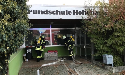 Feuerwehrleute dringen in die Grundschule ein.

Foto: Feuerwehr Baddeckenstedt