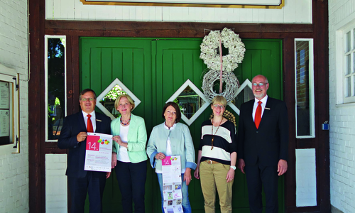 Jürgen Kröger, Vorstandsvorsitzender der Kultur- und Sozialstiftung der Sparkasse Gifhorn-Wolfsburg, mit den Mitgliedern des Kulturvereins Wittingen Ursula Brüns, Doris Weiß, Natascha Engst-Wrede und seinem Kollegen Christian Eichler. Foto: Sparkasse Gifhorn-Wolfsburg.