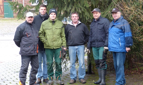 Initiative "Wir tun was für Cremlingen" stellt Weihnachtsbaum auf. Foto: Privat