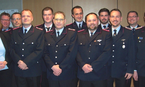 Bürgermeisterin Maren Wegener und Ortsbrandmeister Sven Cleve (von links) mit dem neuen Kommando sowie den Beförderten der Freiwilligen Feuerwehr Barbecke: Marco Lüttgau, Alexander Smikowski, Christian Kaune, Markus Leipke, Klaus-Peter Hagemann, Oliver Schütte, Phillip Markwort, Harald Ziegenbein, Jans-Peter Poßberg und Gemeindebrandmeister Andreas Runge. Foto: Michael Kramer
