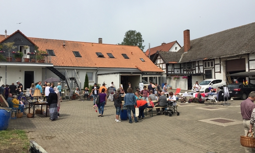 Das Treiben auf dem Dorfflohmarkt am 12. Juni 2016. Fotos und Text: Peter G. Matzuga