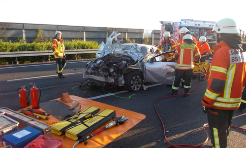 Der Wagen prallte gegen die Leitplanke und wurde wieder zurück auf die Fahrbahn geschleudert. Foto: Feuerwehr Braunschweig