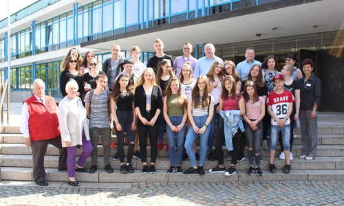Vor dem Wolfsburger Rathaus wurden die polnischen Besucher in Wolfsburg willkommen geheißen. Foto: Julian Bergmeier 