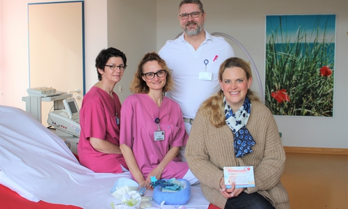 Gesundheits- und Krankenpflegerin Brigitte Kropf, Hebamme Tina MacNeil und Chefarzt Matthias Buhles freuten sich über die besondere Spende vom Verein Herzenssache, übergeben von Caroline Weidner (re.). Foto: Städtisches Klinikum