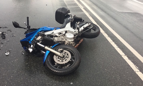 An dem Unfall waren ein Motorrad und ein VW Golf beteiligt. Fotos: Sandra Zecchino