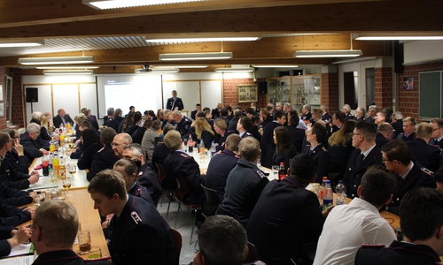 Bei der Jahreshauptversammlung der Feuerwehr Wolfenbüttel standen Ehrungen und Beförderungen auf der Tagesordnung. Ortsbrandmeister Kurt Jakobi blickte zudem auf das vergangene Jahr zurück. Fotos/Podcast: Marian Hackert