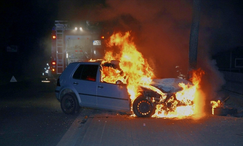 Der Wagen prallte gegen einen Baum und ging in Flammen auf. Fotos: Rudolf Karliczek