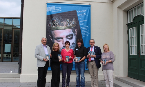 Von links: Dr. Alfred Henning (Lions Club Wolfenbüttel), Katharina Lienau (Theaterpädagogin), Alexandra Rupp (Theaterleiterin), Carsten Schrader (Öffentlichkeitsarbeit Lessing Theater), Bürgermeister Thomas Pink und Elke Wesche (Kulturbund) bei der Vorstellung des Programms. Foto: Nick Wenkel