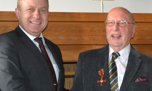 Der Landrat zeichnet Herrn Appuhn mit dem Bundesverdienstkreuz aus. Foto: Landkreis Helmstedt/Wesche