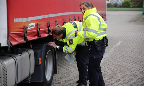 Die Polizisten schauten genau unter die Plane. Fotos: Rudolf Karliczek
