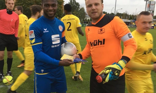 Kapitäne unter sich: Eintrachts Joseph Baffo und Gifhorns Tobias Krull. Foto: MTV/privat