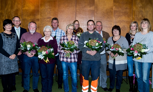 Samtgemeindebürgermeisterin Regina Bollmeier (von links) und Fachbereichsleiter Dirk Neumann mit Klaus Maiberg, Rosemarie Müller, Peter Hinz, Irmtraud Toepfer, Katrin Paulmann, Silvio Könnemann, Andreas Schulz, Brigitte Michalik, Saskia Sternberg (Personalrat) und Britta Singethan. Foto: SG Elm-Asse
