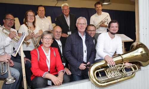 Attraktion beim Klosterkammerfest: In der Jukebox trafen sich Gabriele Wach, Vizepräsidentin des Landessportbundes Niedersachsen; Arend de Vries, geistlicher Vizepräsident des Landeskirchenamtes Hannover der Evangelisch-lutherischen Landeskirche Hannovers; Hans-Christian Biallas, Klosterkammer-Präsident; Reinhard Rawe, Vorstandsvorsitzender des Landessportbundes Niedersachsen; Tobias Glawion, Chefredakteur des Evangelischen Kirchenfunks Niedersachsen-Bremen, (von links) mit dem Blechbläser-Ensemble von Vision Kirchenmusik. Foto: Harald Koch