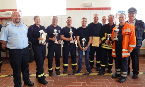Gemeindebrandmeister Sascha Kehlau, 2. Platz Rümmer, 1. Platz Bahrdorf/Meinkot, 3. Platz Wahrstedt, stellvertretender Gemeindebrandmeister Gunnar Schuchmann und Wettbewerbsleiter Andreas
Wogatzki. Foto: Mirko Wogatzki