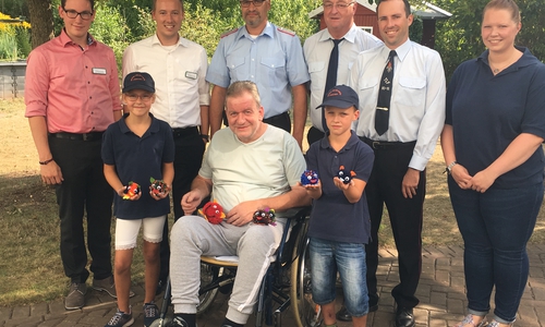 orne, Patient Karl Gustav Timmermann mit den Kindern Maren und Luka, hinten v.l. Georg Heydn (Referent, Geschäftsführung, Klinken Schildautal), Christian Lorch (Schildautal-Geschäftsführer), Thomas Bettner, Werner Kalbfleisch, Benjamin Wagner, Christina Bauersfeld von der Freiwilligen Feuerwehr (Ortsfeuerwehr) Seesen. Fotos: Asklepios Kliniken Schildautal