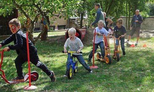 Kinder im Vorschulalter üben den sicheren Umgang mit Spielfahrzeugen. Foto: Achim Klaffehn