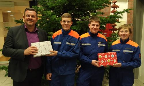 Gemeindebürgermeister Andreas Busch (links) erhält von den Jugendsprechern der Jugendfeuerwehr Flechtorf zwei Geschenke. Von rechts Leon Wagner (Stellvertreter), Justin Friese (Jugendsprecher), Steffen Rott (Stellvertreter). Foto: Jugendfeuerwehr Flechtorf