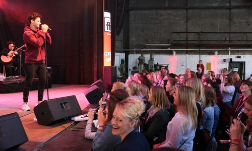 Popstar Wincent Weiss in intimer Atmosphäre im Lokpark. Fotos: Werner Heise