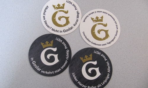 Die Deckel ziert humorvolle Werbung für Goslar als Tagungsort des Verkehrsgerichtstages. Foto: GOSLAR marketing_gmbh