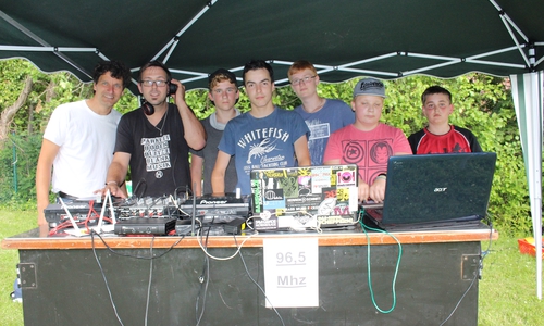 Die Nachwuchs-DJs sorgten zusammen mit Organisator Christian Nöring (r.) und DJ Electron B alias Bernd Wittkowski ( ) für die Musik beim Radio-Open-Air im Schlosspark. Fotos: Eva Sorembik