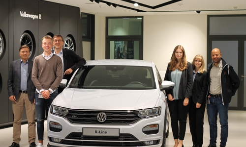 Jost Capito (l.), Werner Krause (3.v.l.) und Betriebsrat Christian Matzedda (r.) begrüßten die Neuen
Kai Krull, Janine Dettmer 
und Kimberly Wiedmann. Foto: VW