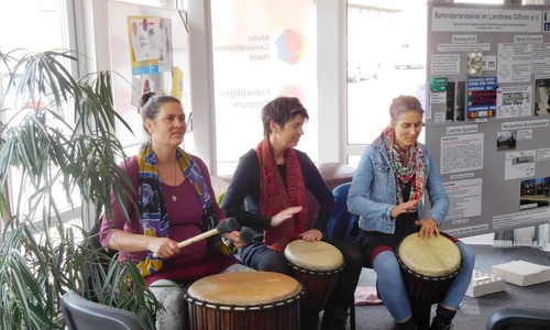 Ziel ist es über das Erspüren der Trommelrhythmen zwischenmenschliche Verbundenheit und ein herzliches Miteinander zu erleben. Foto: Behindertenbeirat im Landkreis Gifhorn