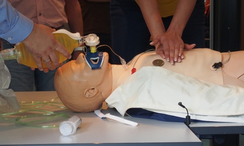 Reanimationsworkshop an der Fakultät Gesundheitswesen der Ostfalia. Foto: Ostfalia Hochschule für angewandte Wissenschaften