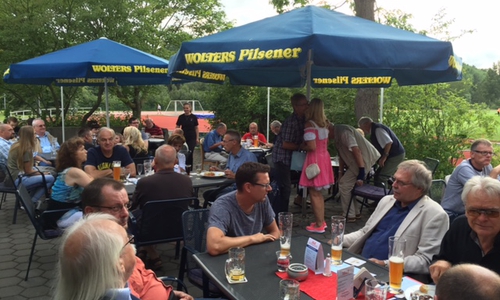 Die Gäste probierten die Spezialitäten vom Grill genossen den schönen Sommerabend im Biergarten.