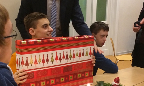  Christian Oßwald überreicht ein Geschenk.