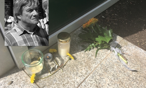 Trotz der Schulferien sind bereits Kerzen und Blumen vor dem Eingang der Elm-Asse-Schule niedergelegt worden. Foto: Nick Wenkel