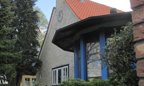 Die Veltheimer Kirche am Wasserweg im beginnenden Frühling. Foto: Privat