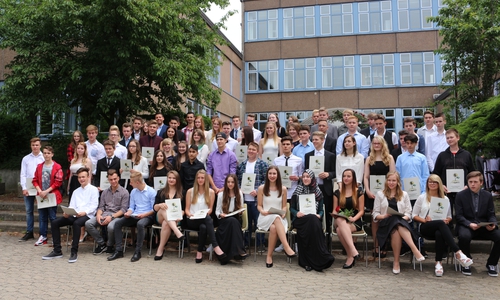 Grund zur Freude für die Schüler der Klassen 10a, 10b und 10c, sie erhielten am Donnerstag ihre Abschlusszeugnisse an der Leibniz-Realschule. Foto: Robert Braumann