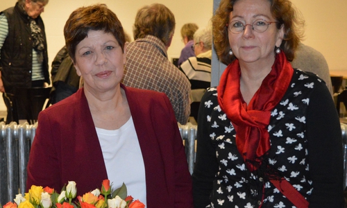 Margit Richert (rechts) und Susanne Löb bei der Frauentagsparty in Sickte. Foto: Privat