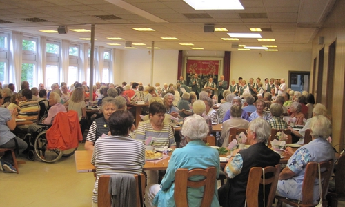 Am 02. September 2015 traf man sich zum diesjährigen Seniorennachmittag im „Heinrich“ (Schützenhaus). Es waren rund 140 Senioren und Seniorinnen aus zirka elf Seniorenheimen und Kirchengemeinden der Einladung gefolgt. Foto: Simone Bertram