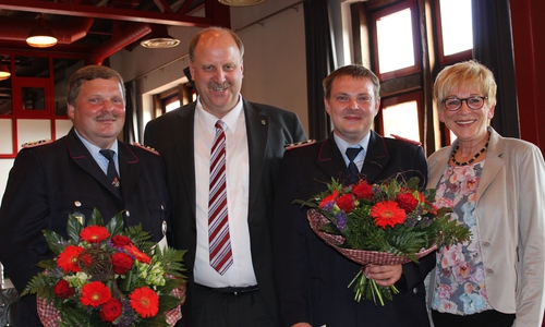 Klaus-Peter Helbig, Andreas Memmert, Tim Helbig und Ingrid Jakobiak bei der Amtseinführung des neuen Ortsbrandmeisters von Werlaburgdorf und dessen Stellvertreter in der Ratssitzung der Gemeinde Schladen-Werla am Mittwoch. Fotos: Anke Donner 