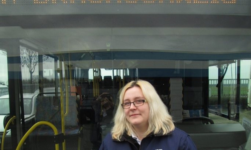 Mandy Borchers hat als erster KVG-Azubi die Ausbildung als Berufskraftfahrer ÖPNV abgeschlossen. Foto: Kraftverkehrsgesellschaft mbH Braunschweig