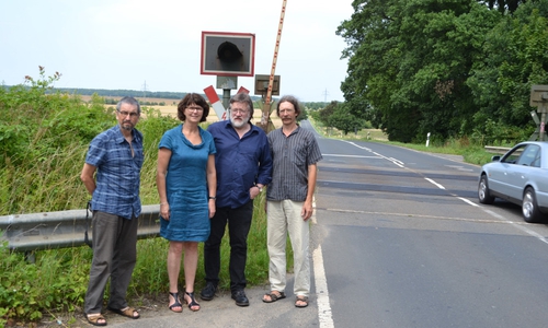 Im Rahmen eines Tagesseminars diskutierten Mitglieder der Cremlinger Grünen über allgemein- und kommunalpolitische Themen. Hier: MdL Susanne Menge lässt sich von (von links) Diethelm Krause-Hotopp, Jochen Fuder und Christian Rothe-Auschra die Problematik des Radweges Cremlingen-Hordorf am Bahnübergang erklären. Foto: Privat