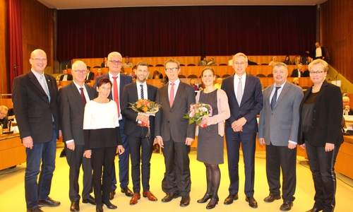Mit Monika Müller (4.v.l.) und Dennis Weilmann (5.v.r.) gibt es zwei neue Dezenenten in der Stadtverwaltung. Oberbürgermeister Klaus Mohrs, die Bürgermeister, Dezernenten und Ratsvorsitzender Ralf Krüger gratulierten den "Neuen" zur Wahl. Foto: Eva Sorembik