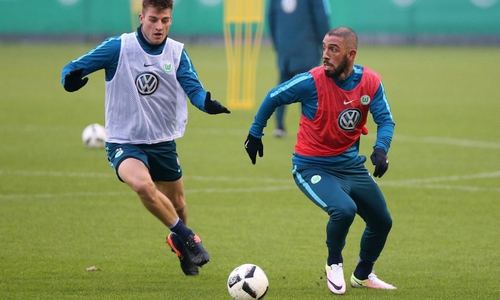 Ashkan Dejagah (re.) zog sich im Training einen Muskelfaserriss zu. Foto: imago/regios24
