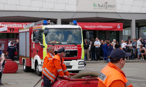 Tag der Feuerwehren vor dem Rathaus in Lebenstedt. Foto: Alexander Panknin