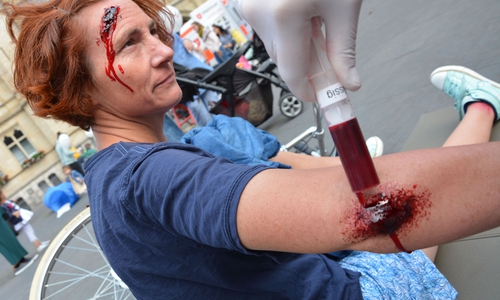 Mit künstlichem Blut zur Sturzverletzung; Bildquelle: Lukas/Malteser